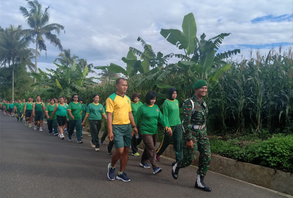 Semangat Prajurit dan PNS Korem 073/Makutarama laksanakan aerobik 